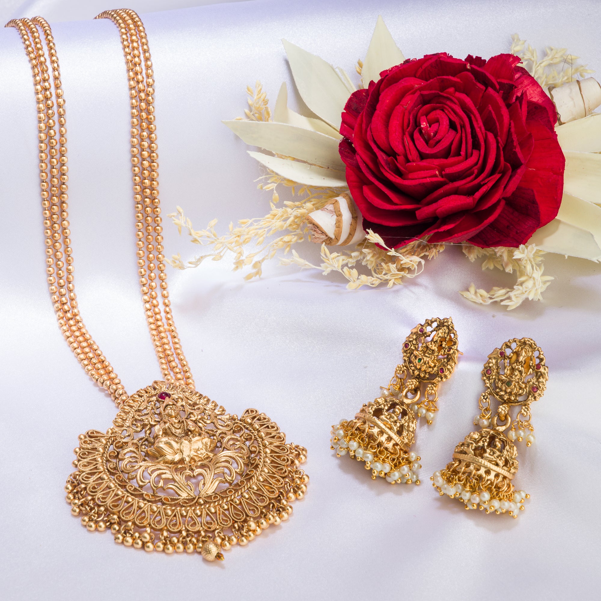 Long temple necklace showcases detailed artistry, perfect for a regal festive look.