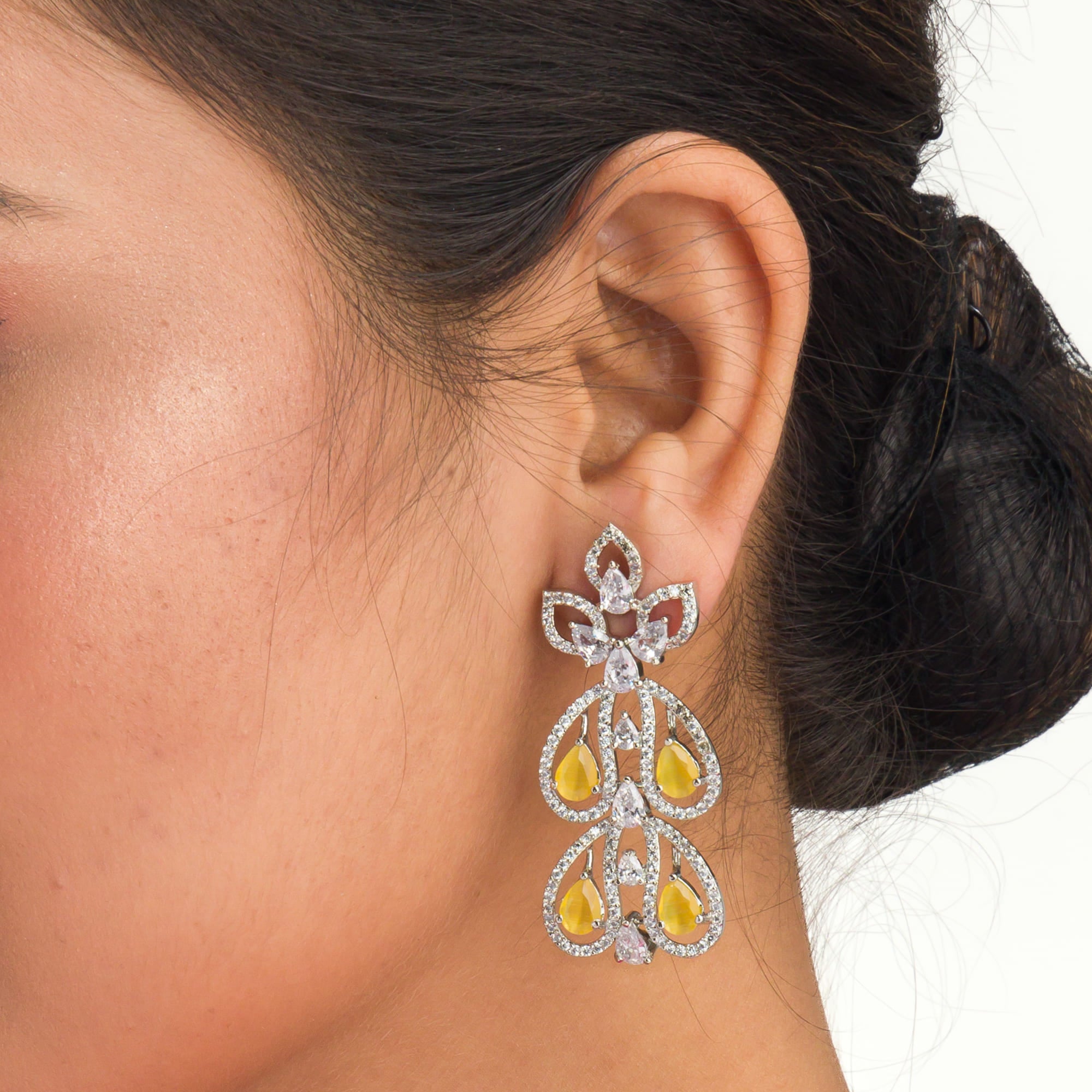Yellow and white zircon stones create a dazzling contrast in this elegant necklace.