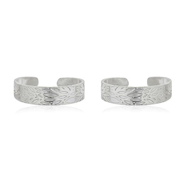 Sleek 925 silver ring, crafted for everyday elegance with a timeless and precise design.