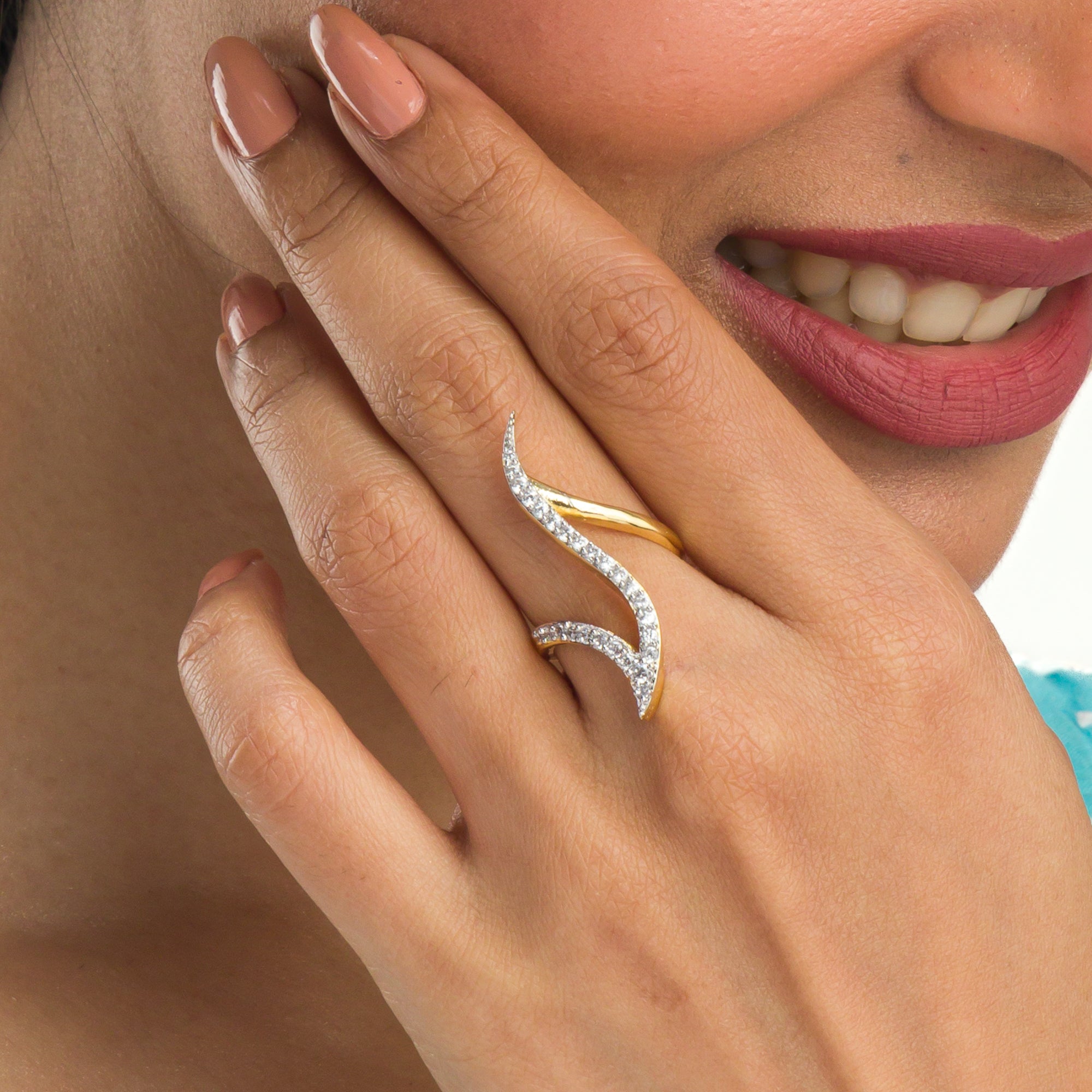 "Modern zircon finger ring in gold, featuring sleek design elements with sparkling elegance."
