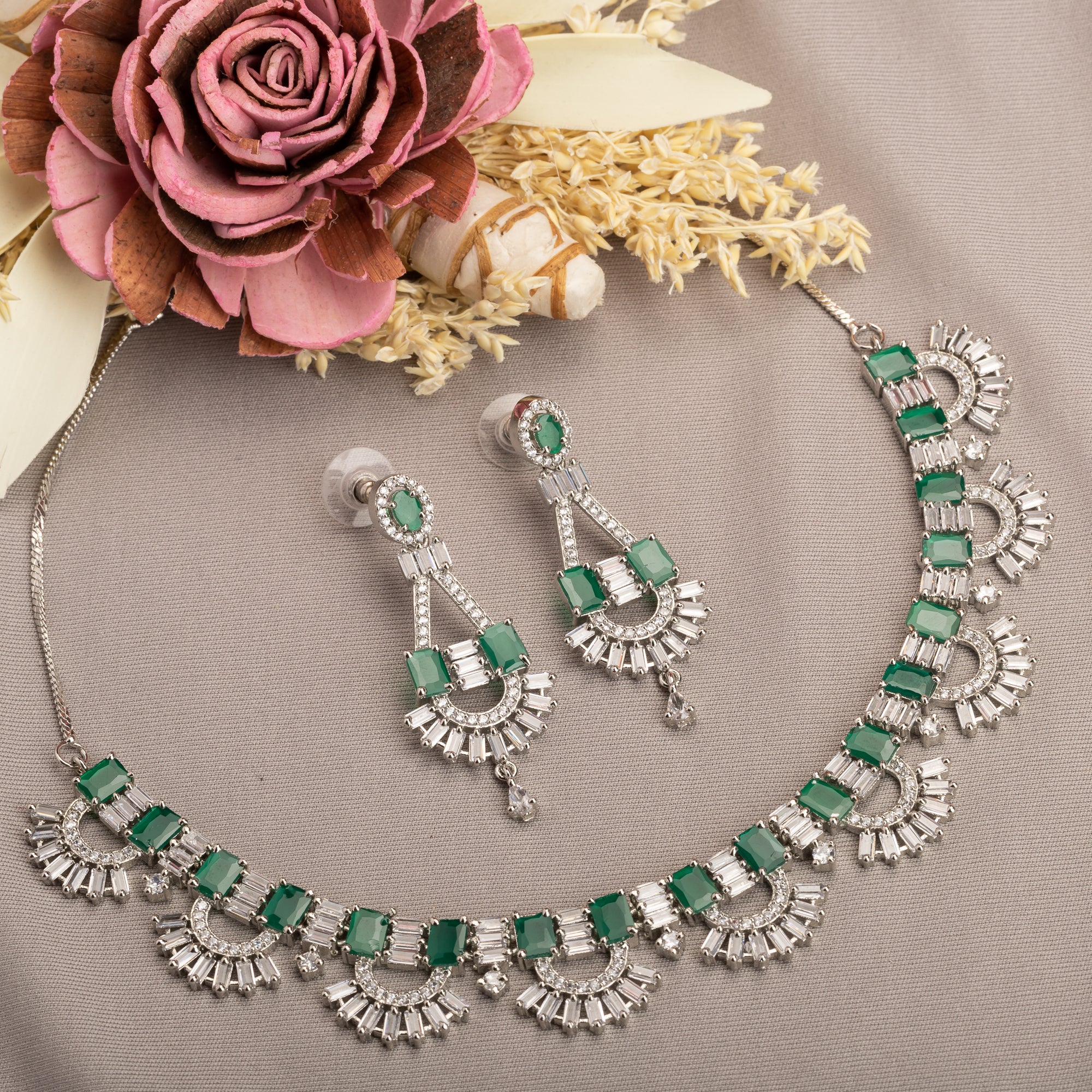 "Green and white zircon necklace in silver delivers a refined, striking elegance."
