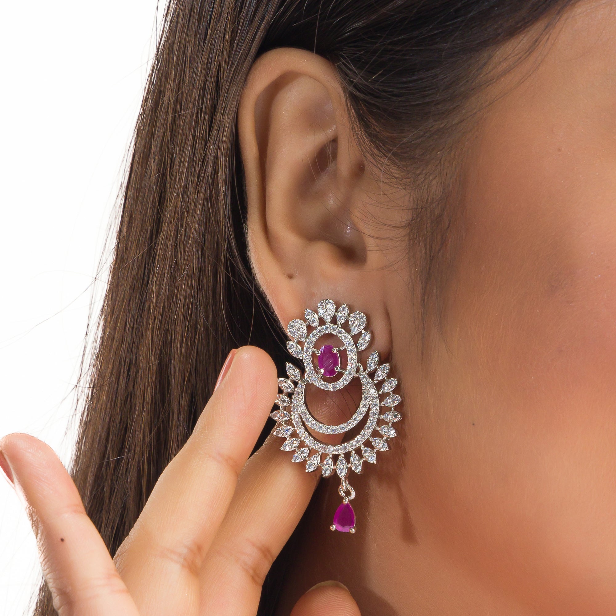 "Zircon necklace with leaf motifs exudes natural elegance and timeless beauty."
