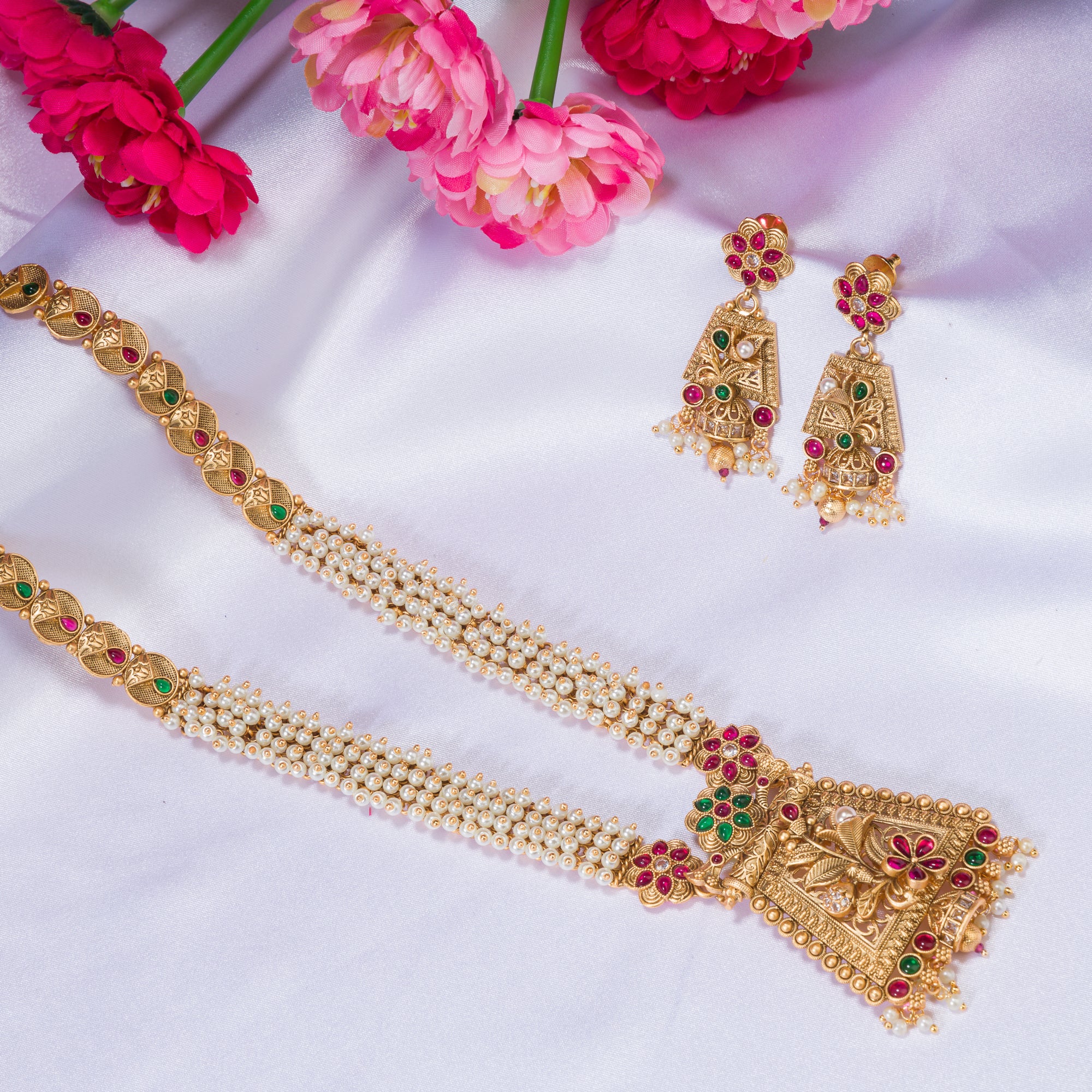 Long golden necklace with refined polish delivers a timeless, luxurious festival look.
