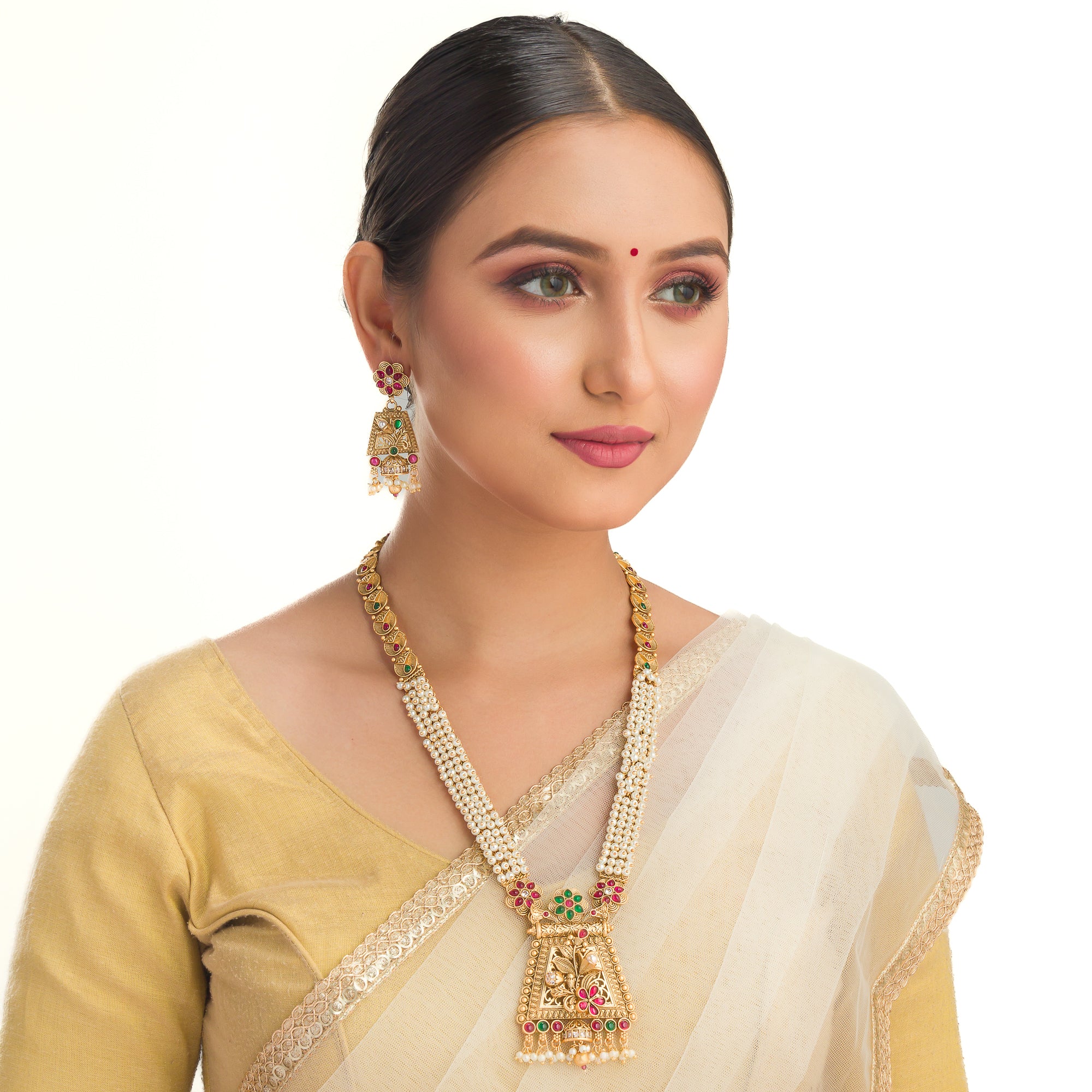 Long golden necklace with refined polish delivers a timeless, luxurious festival look.
