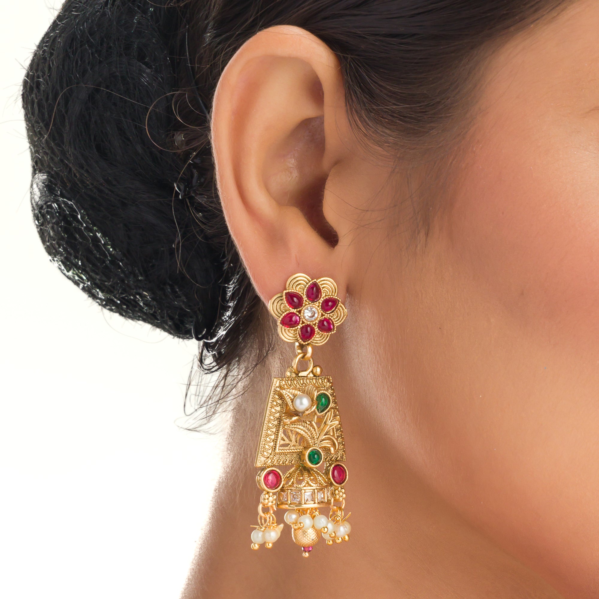 Long golden necklace with refined polish delivers a timeless, luxurious festival look.
