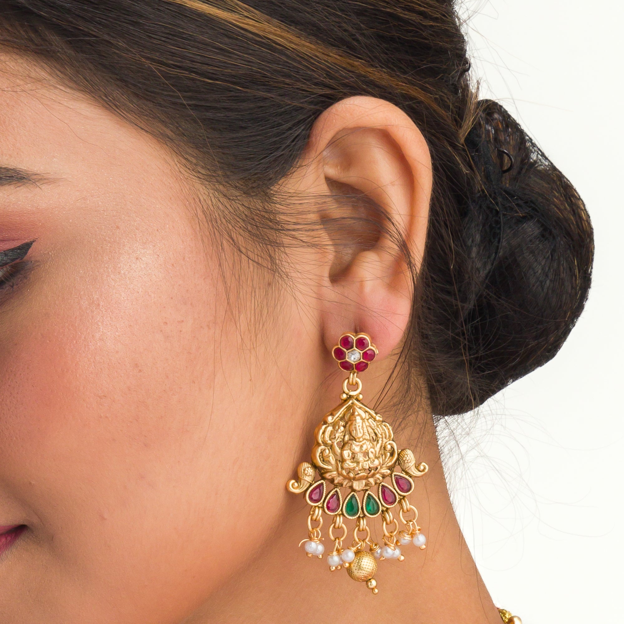 Elegant pink gold-tone short necklace exudes understated charm for a graceful festival look.
