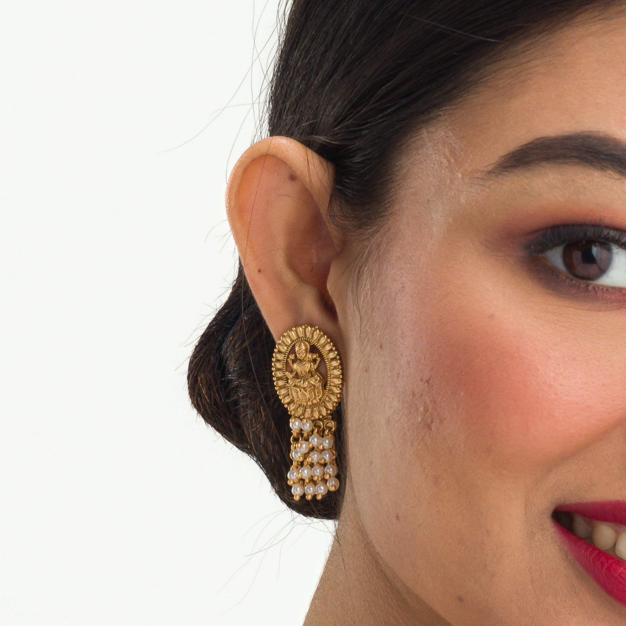 Temple necklace with intricate craftsmanship adds timeless elegance to your festive ensemble.
