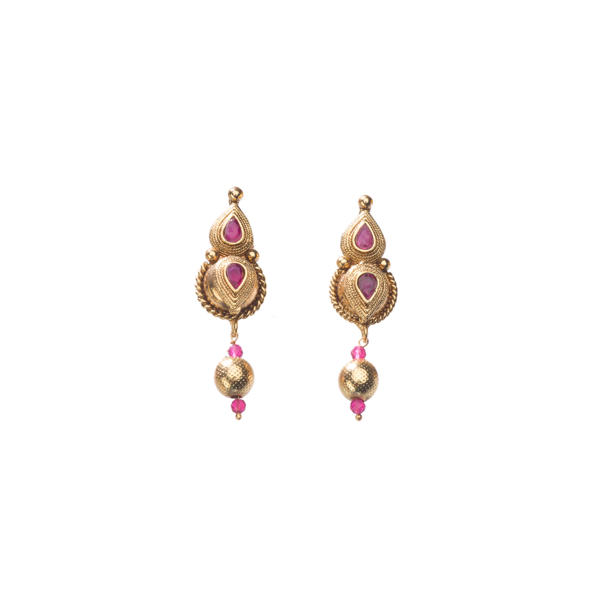 Sophisticated gold-tone choker exudes timeless charm for festive occasions
