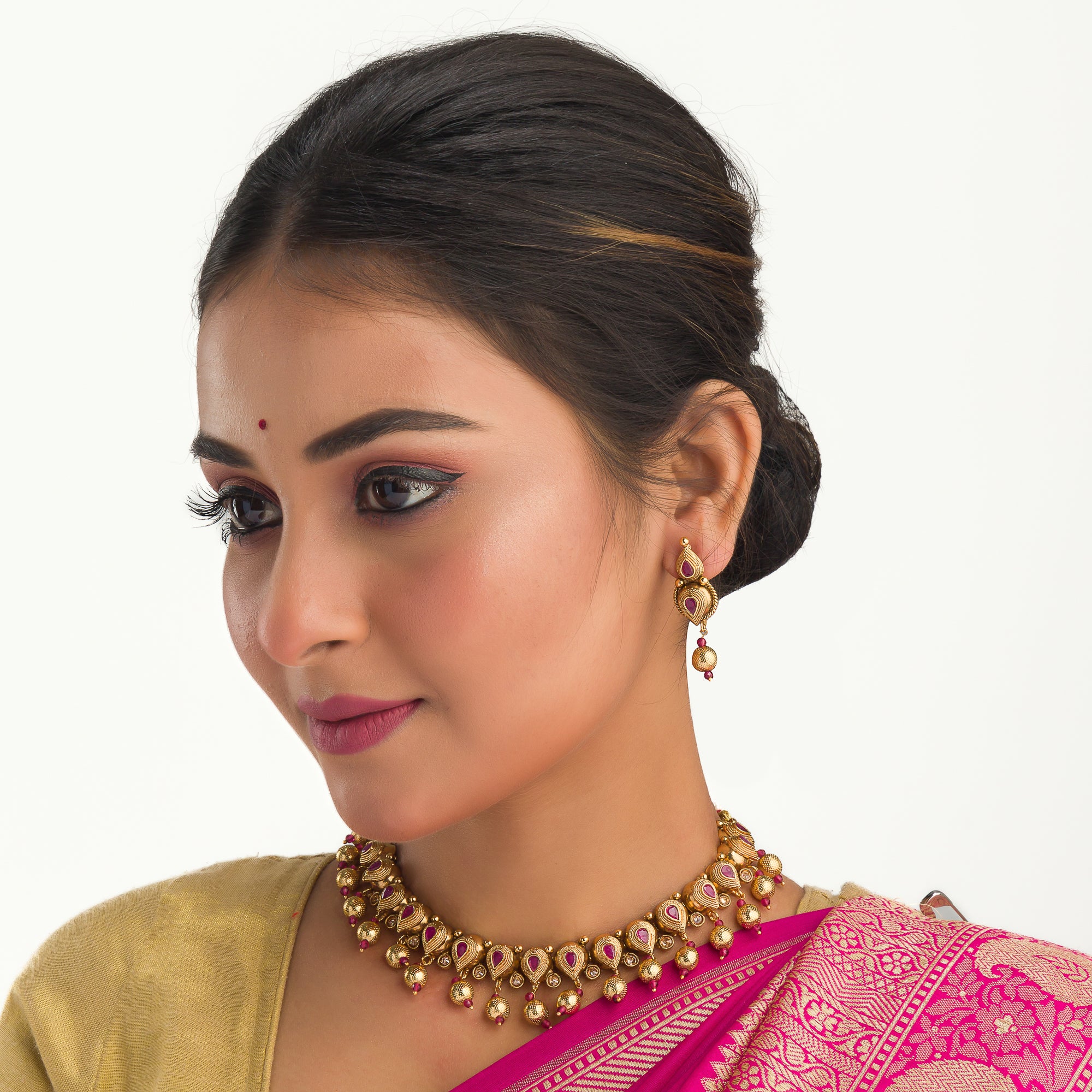 Sophisticated gold-tone choker exudes timeless charm for festive occasions
