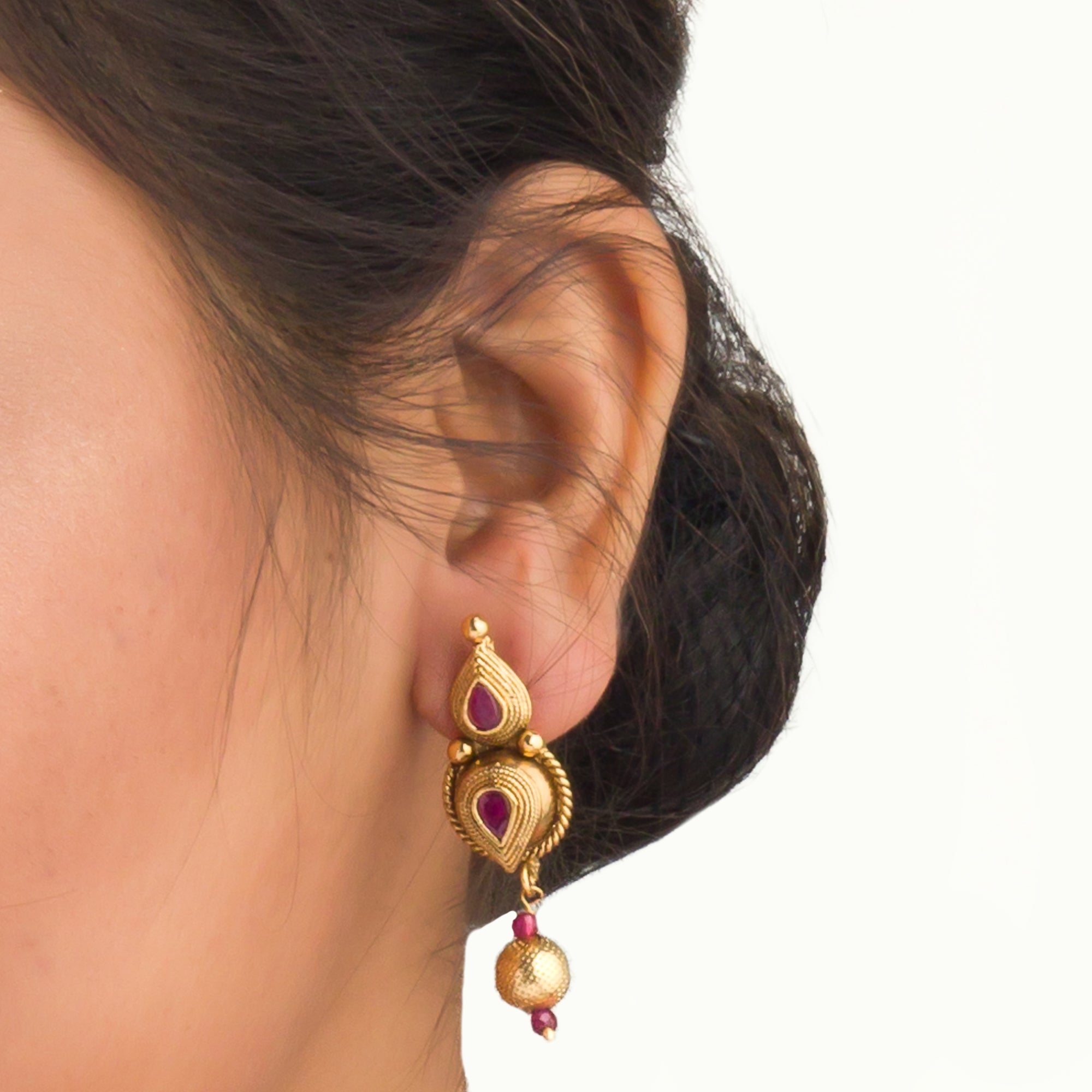 Sophisticated gold-tone choker exudes timeless charm for festive occasions
