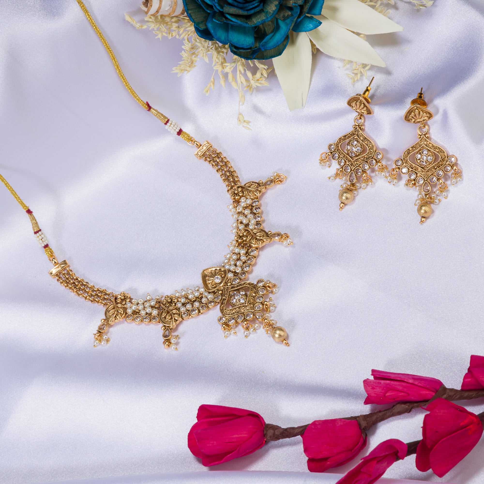 "Gold-tone necklace set with white pearls for a classic and elegant look."
