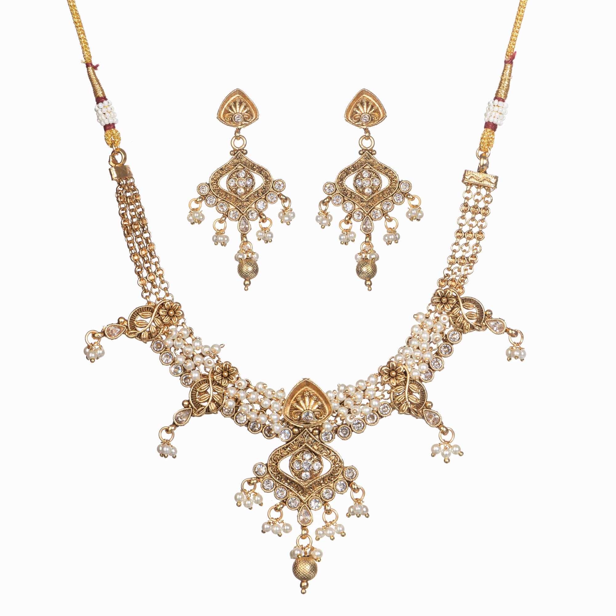 "Gold-tone necklace set with white pearls for a classic and elegant look."
