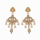 "Gold-tone necklace set with white pearls for a classic and elegant look."
