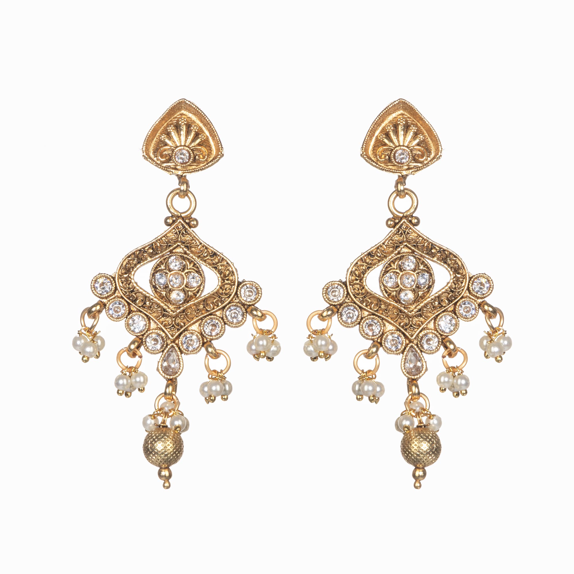 "Gold-tone necklace set with white pearls for a classic and elegant look."
