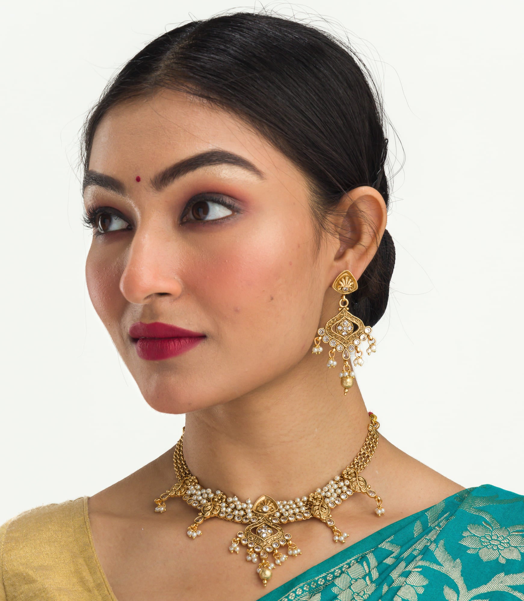 "Gold-tone necklace set with white pearls for a classic and elegant look."
