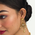 "Gold-tone necklace set with white pearls for a classic and elegant look."
