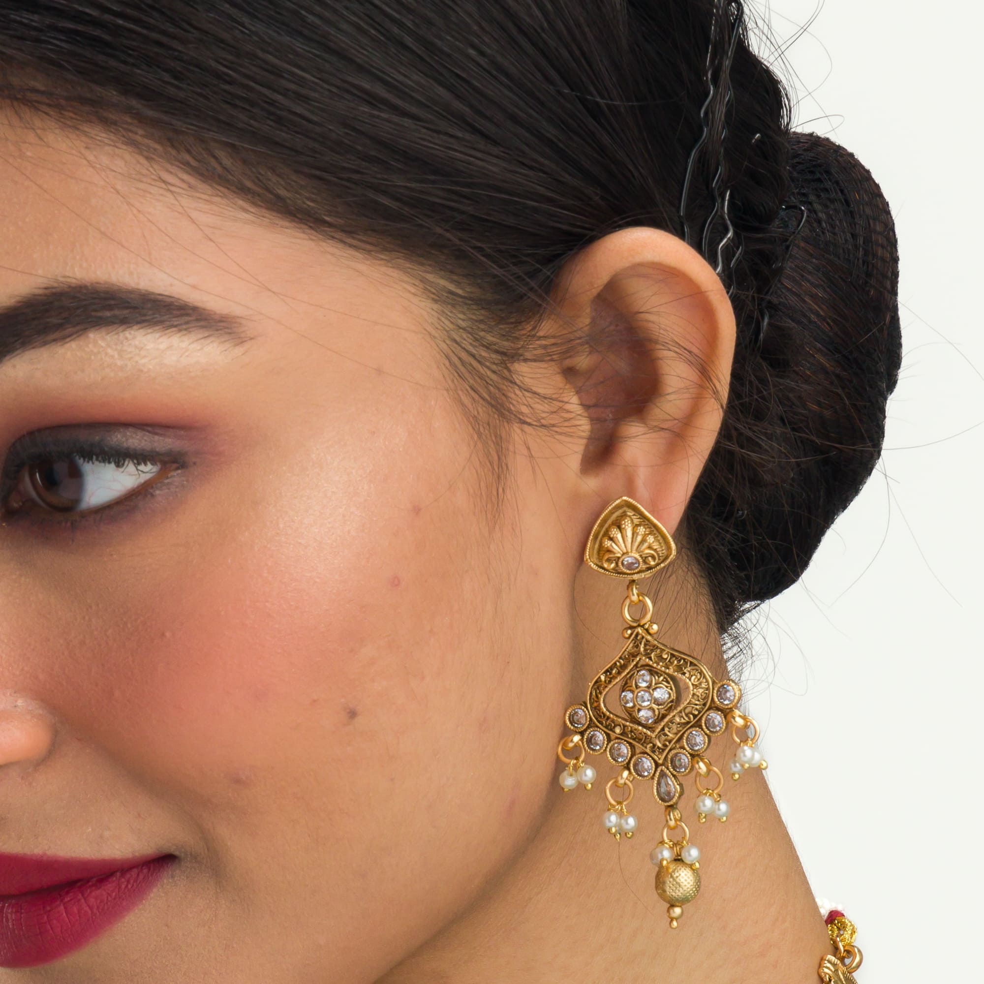 "Gold-tone necklace set with white pearls for a classic and elegant look."
