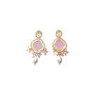 "White pearl necklace with a pink stone, combining classic and vibrant elegance."
