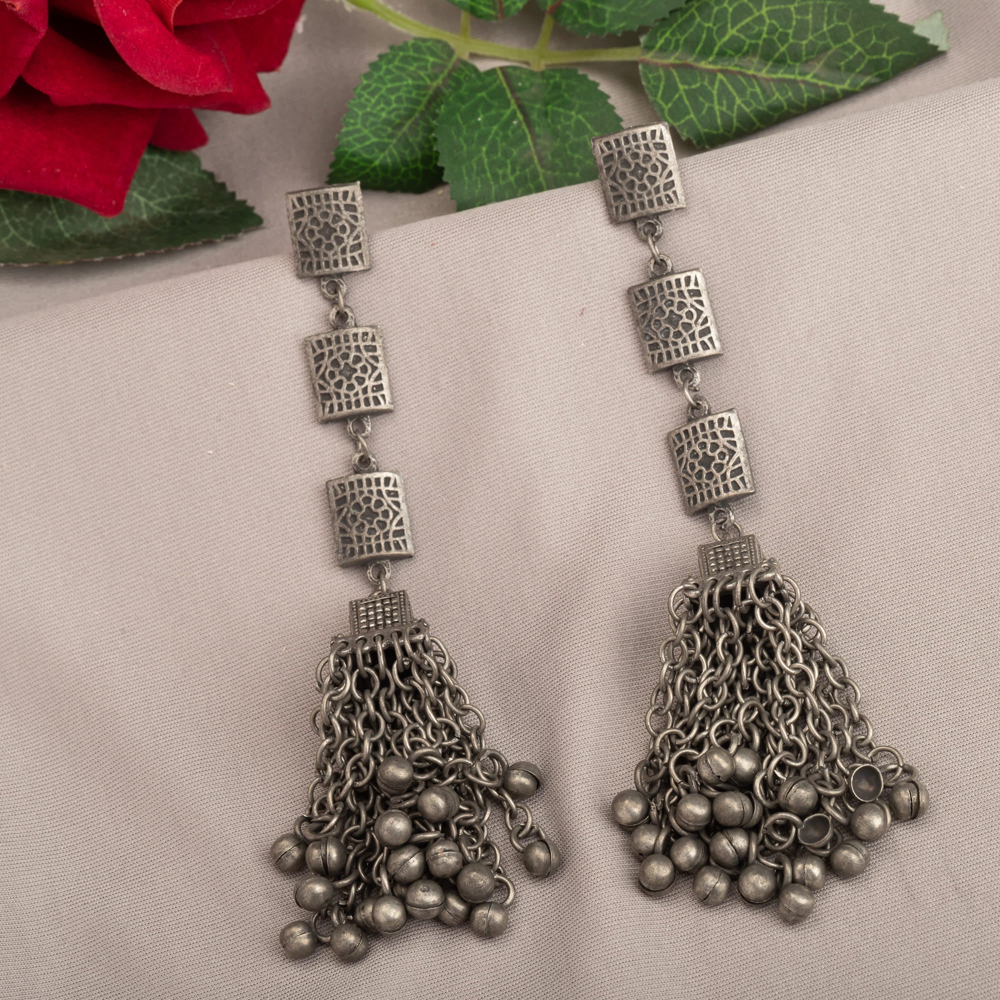Oxidized long earrings add tribal charm, perfect for a festive occasion.
