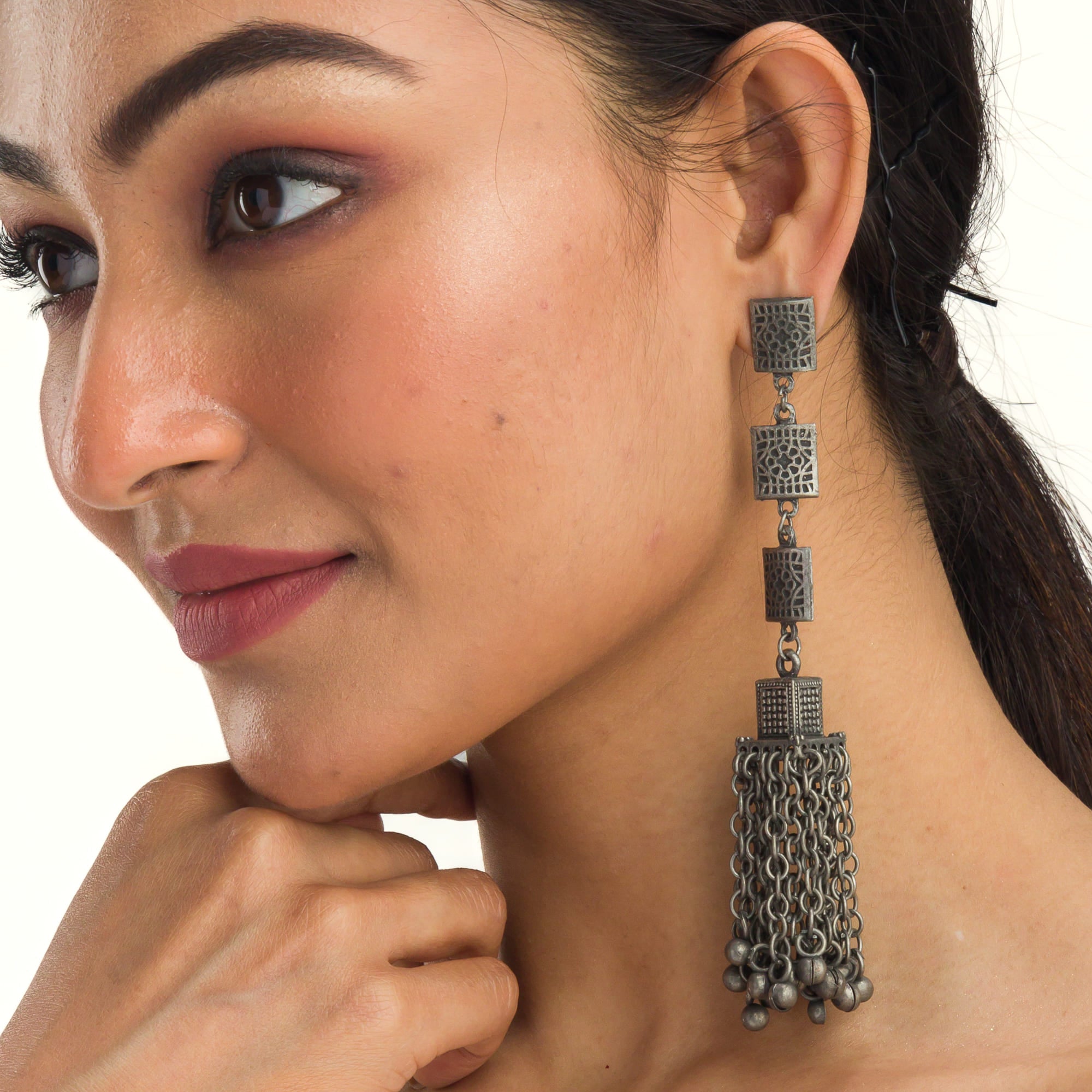 Oxidized long earrings add tribal charm, perfect for a festive occasion.
