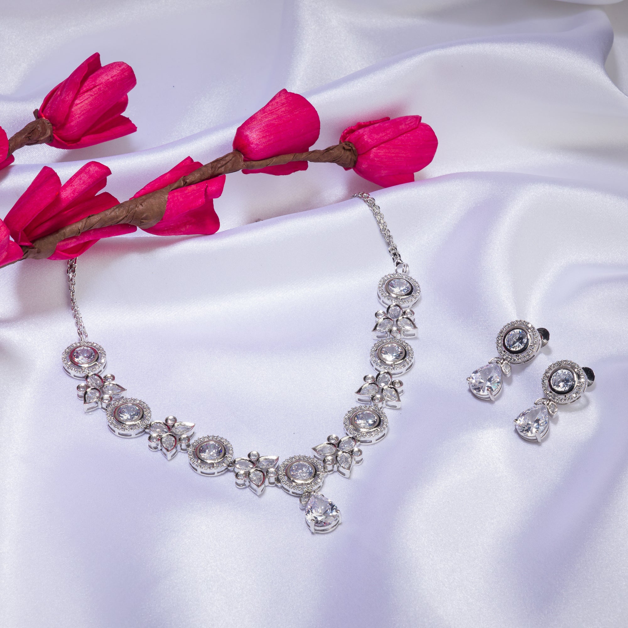 Timeless zircon necklace with round stones for brilliant elegance and shine
