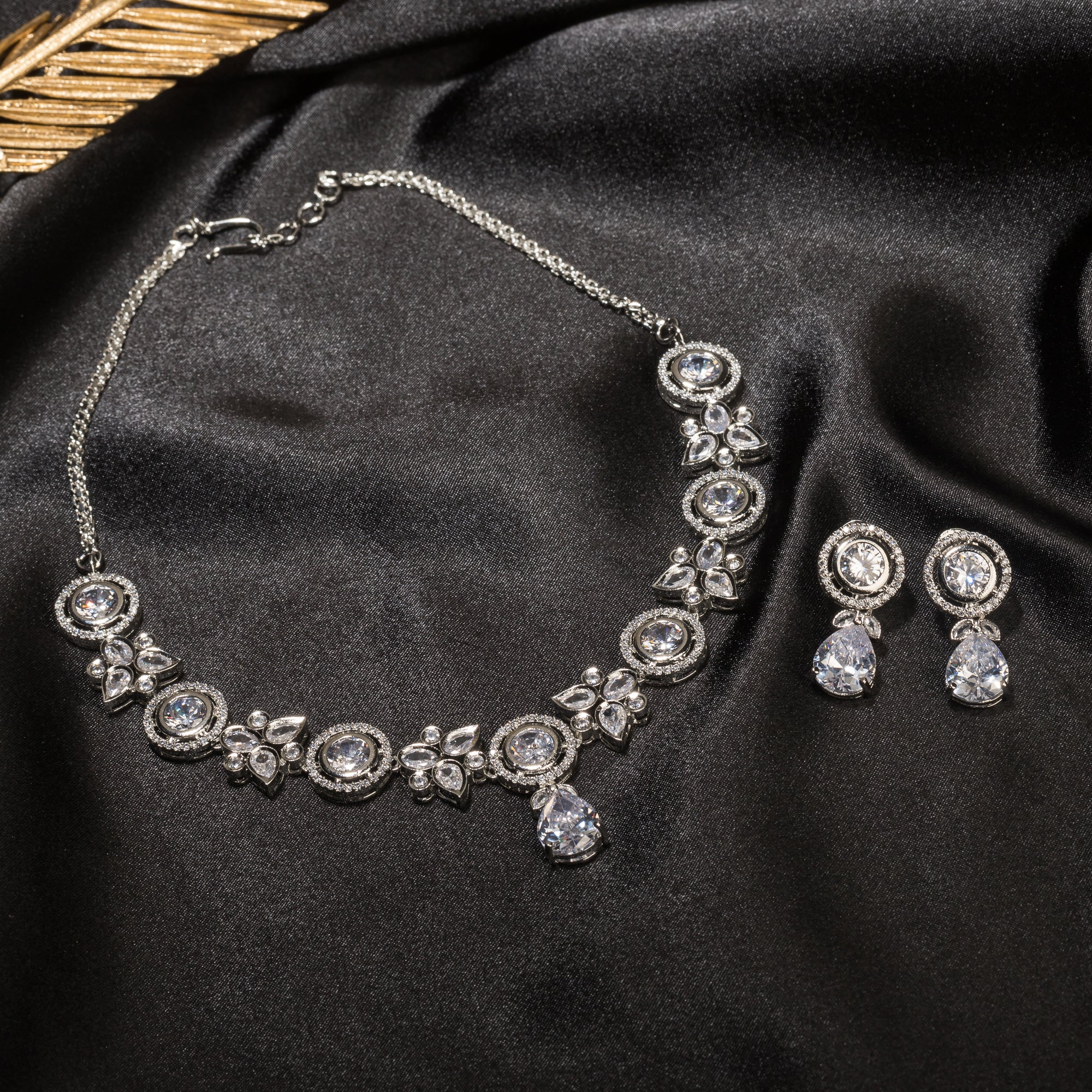 Timeless zircon necklace with round stones for brilliant elegance and shine
