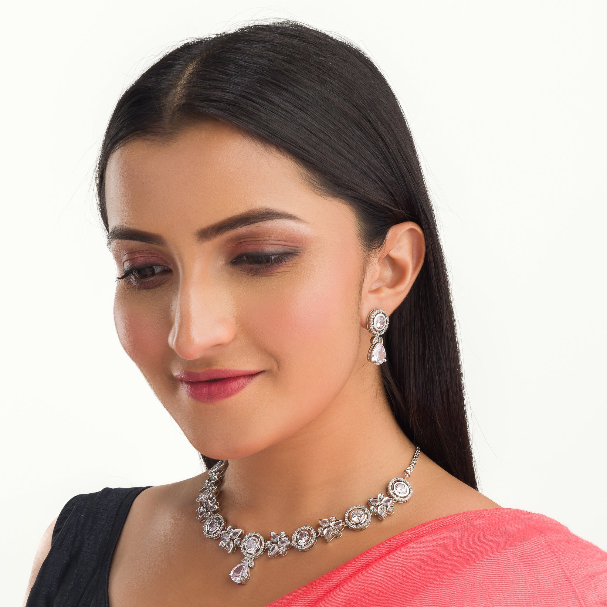 Timeless zircon necklace with round stones for brilliant elegance and shine
