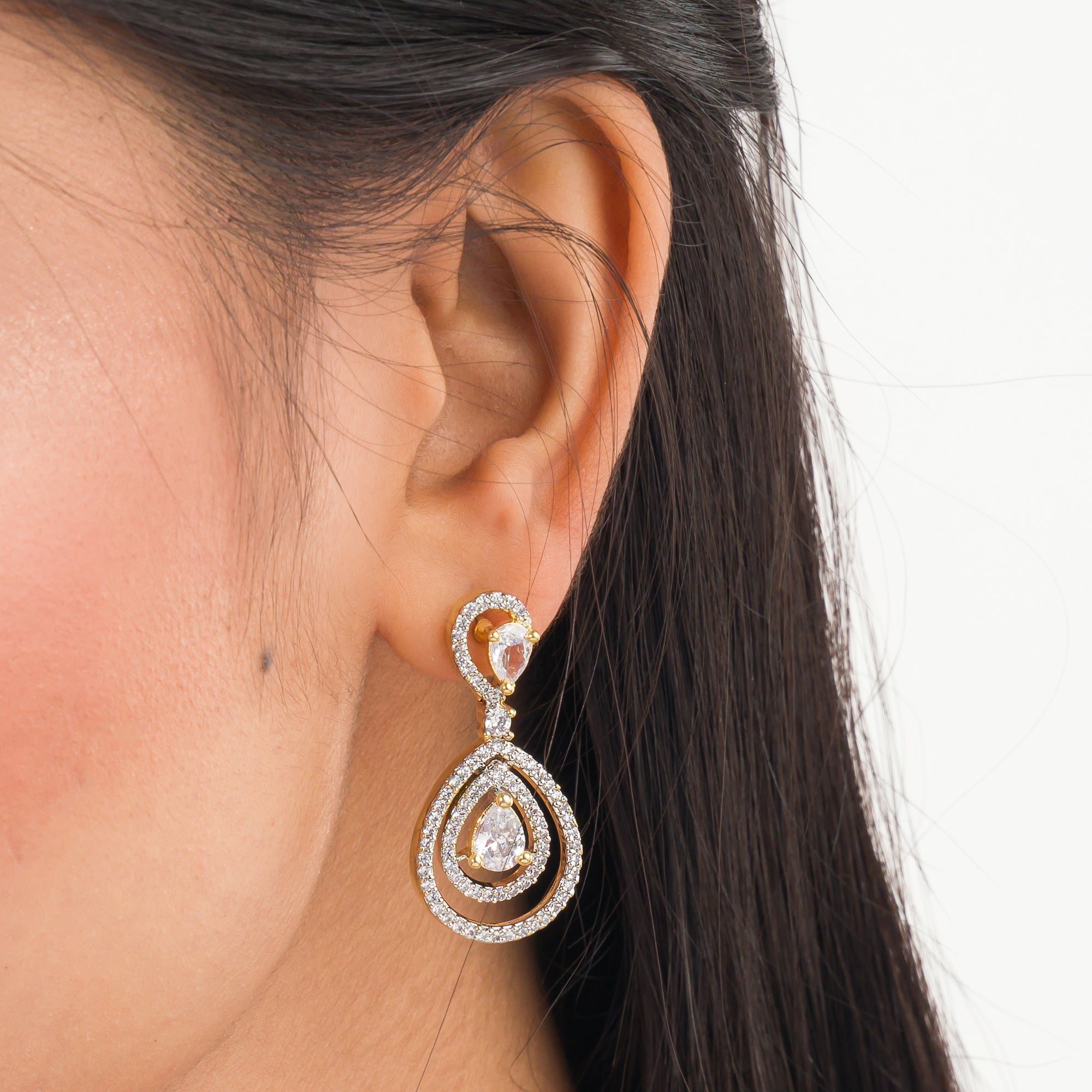 Golden polish zircon necklace set with matching earrings, blending luxury and elegance.
