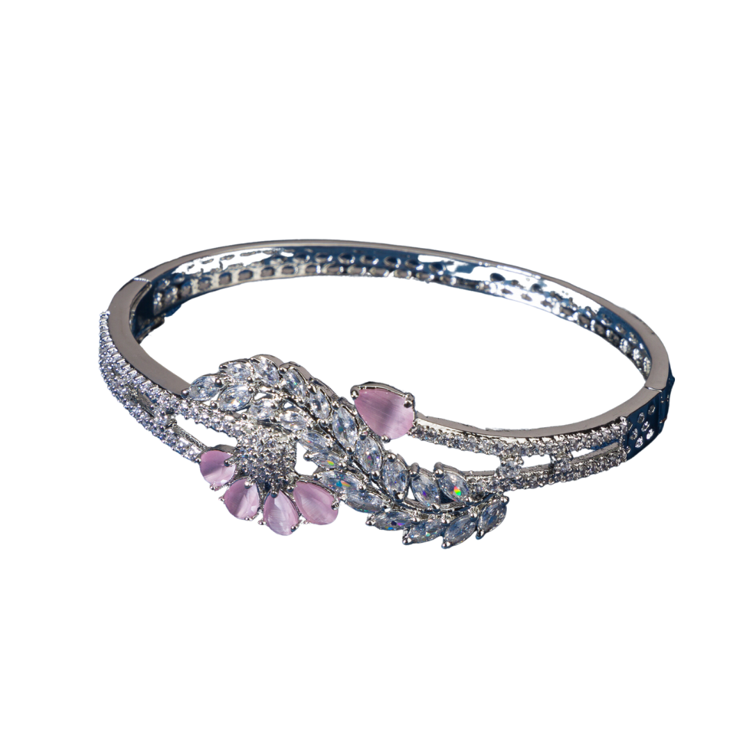 Orchid and white zircon bracelet, a vibrant touch to brighten your elegant ensemble.
