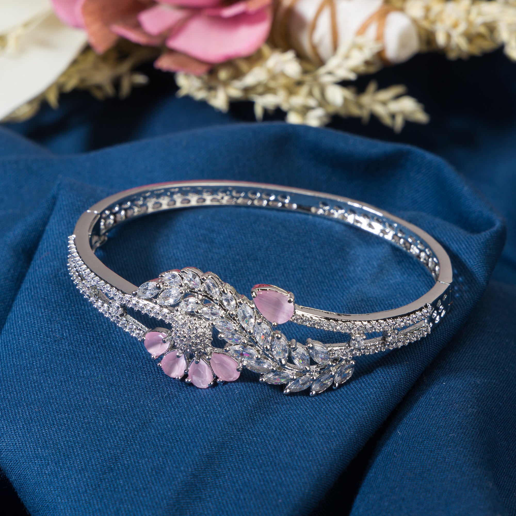 Orchid and white zircon bracelet, a vibrant touch to brighten your elegant ensemble.
