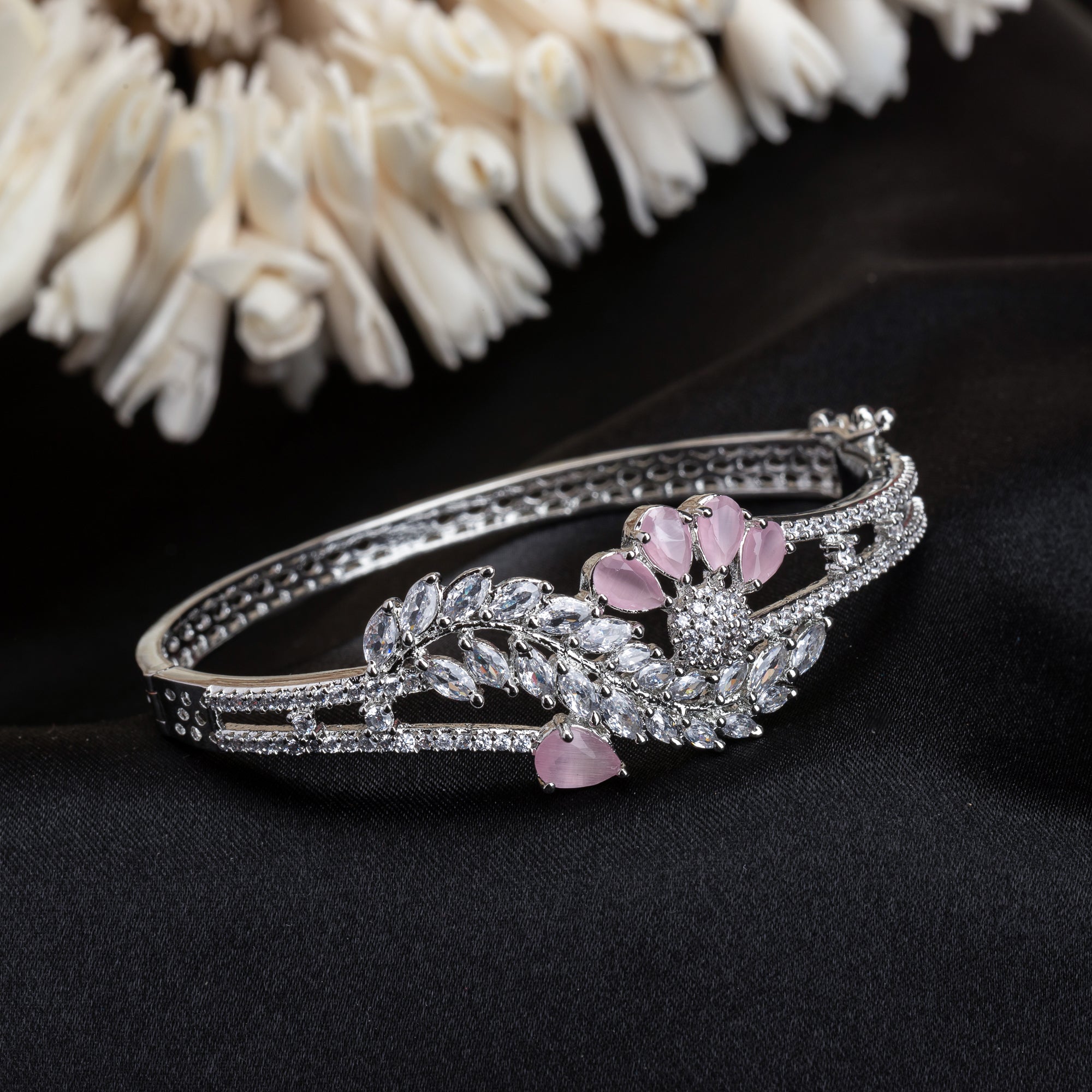 Orchid and white zircon bracelet, a vibrant touch to brighten your elegant ensemble.
