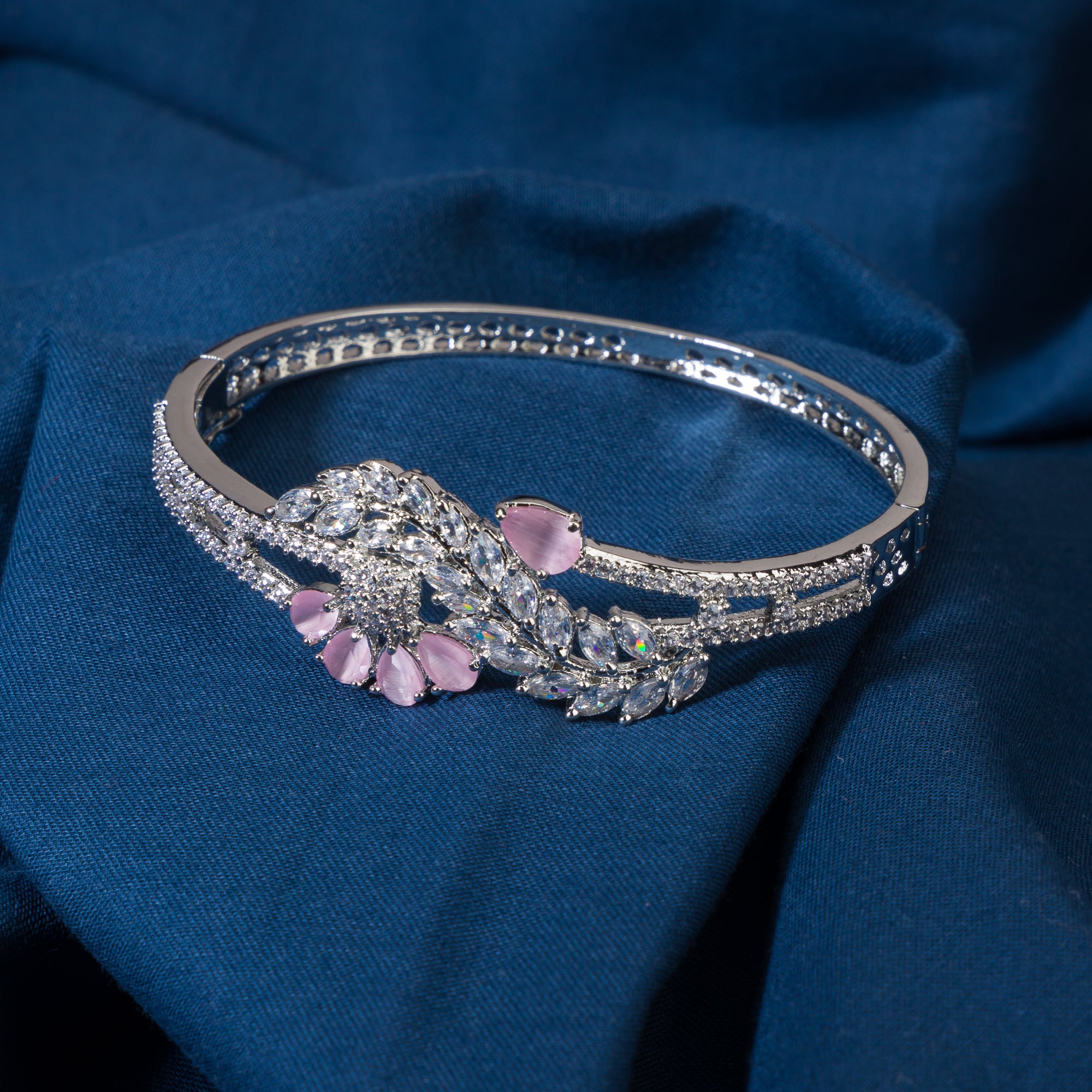 Orchid and white zircon bracelet, a vibrant touch to brighten your elegant ensemble.

