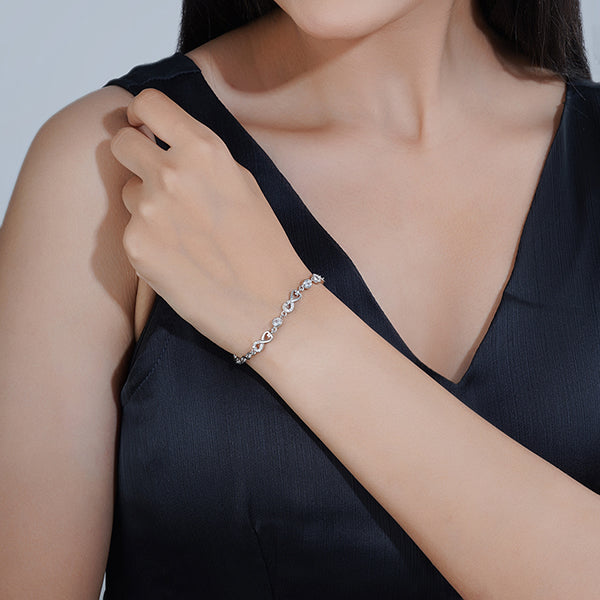 Timeless 925 silver bracelet with an infinity design, ideal for daily wear or heartfelt gifting.
