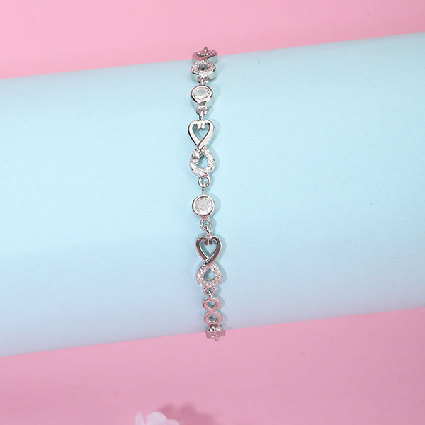 Timeless 925 silver bracelet with an infinity design, ideal for daily wear or heartfelt gifting.
