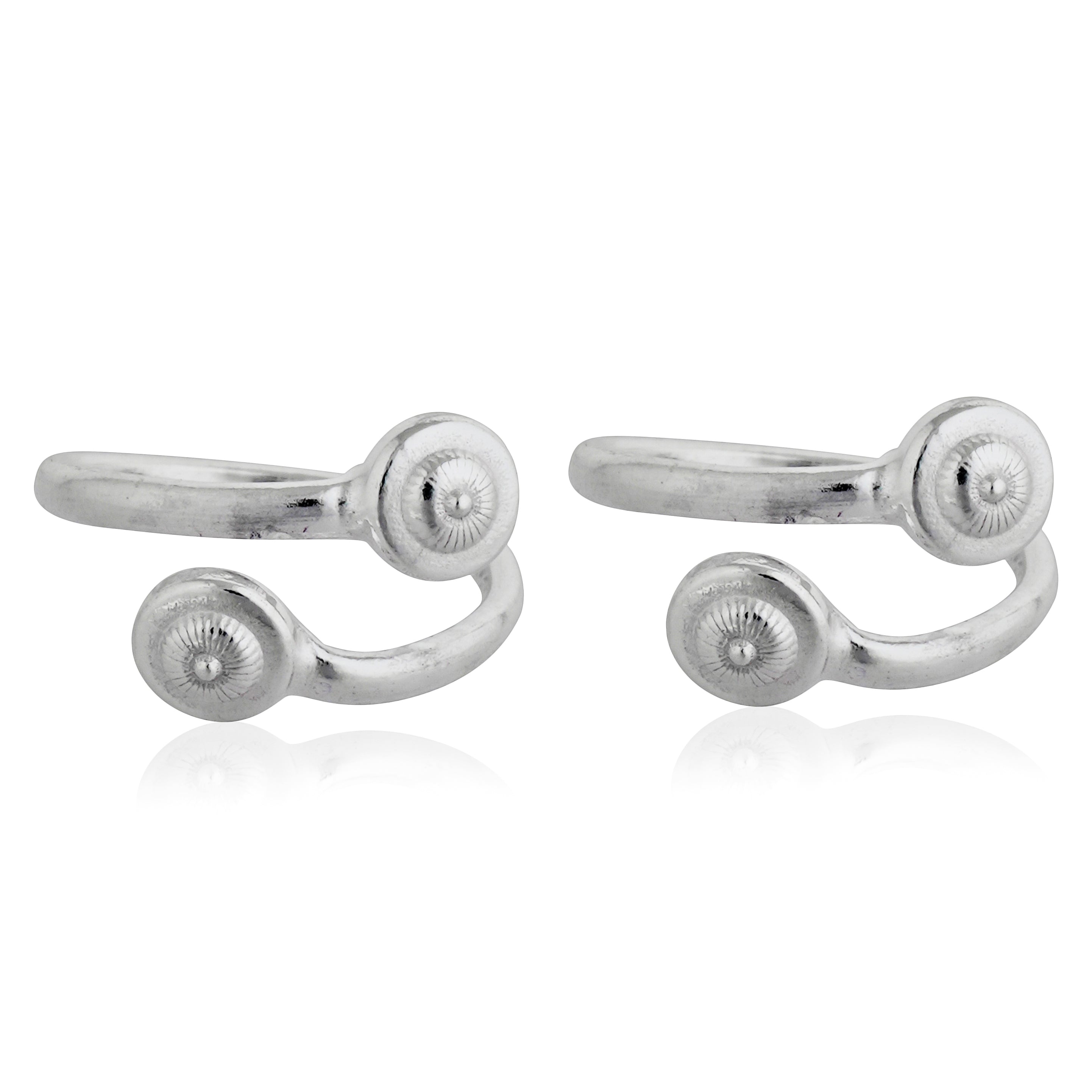 Sleek and timeless 925 silver ring, perfect for everyday elegance and crafted with precision.
