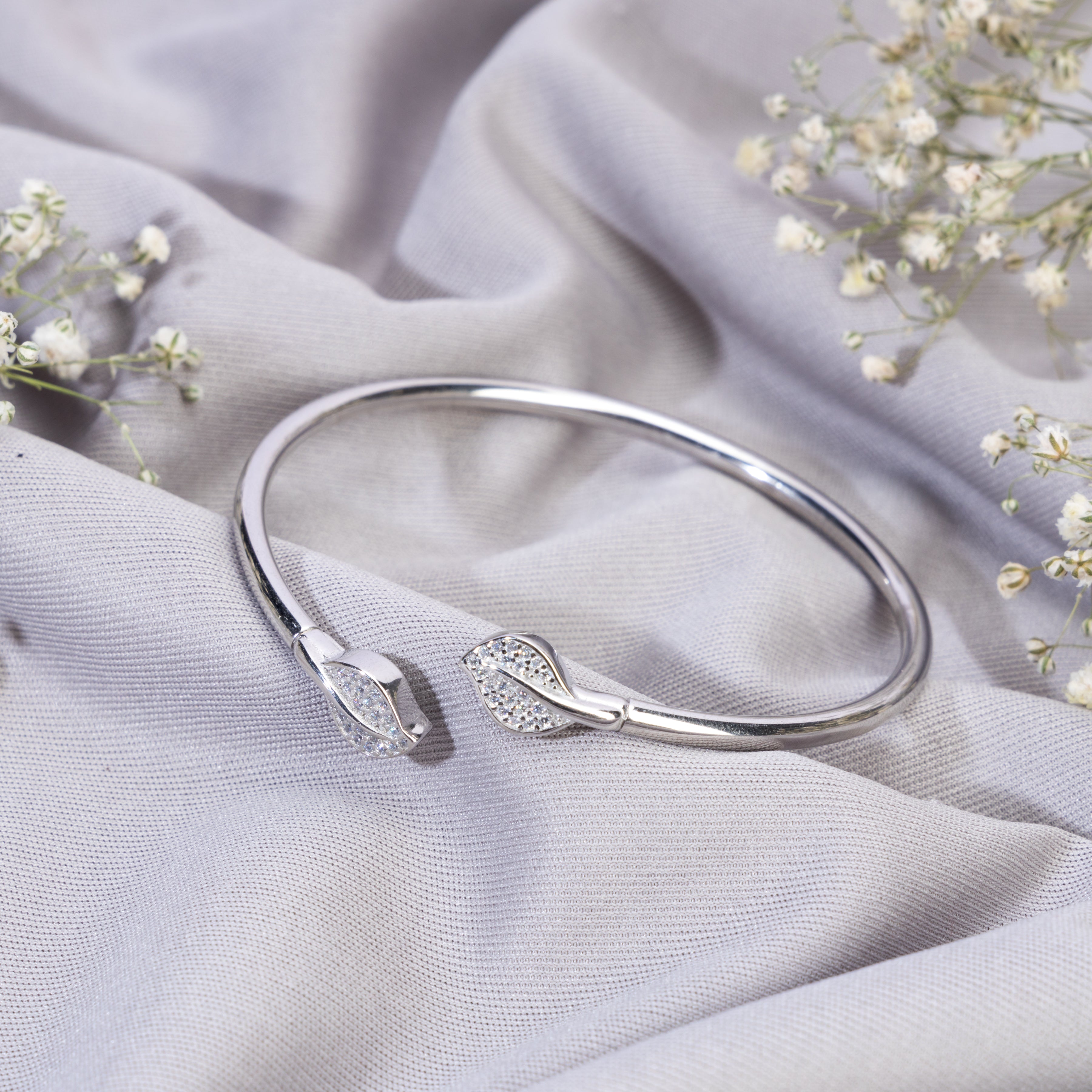 Elegant 925 silver bracelet with beautiful designs, perfect for everyday wear.
