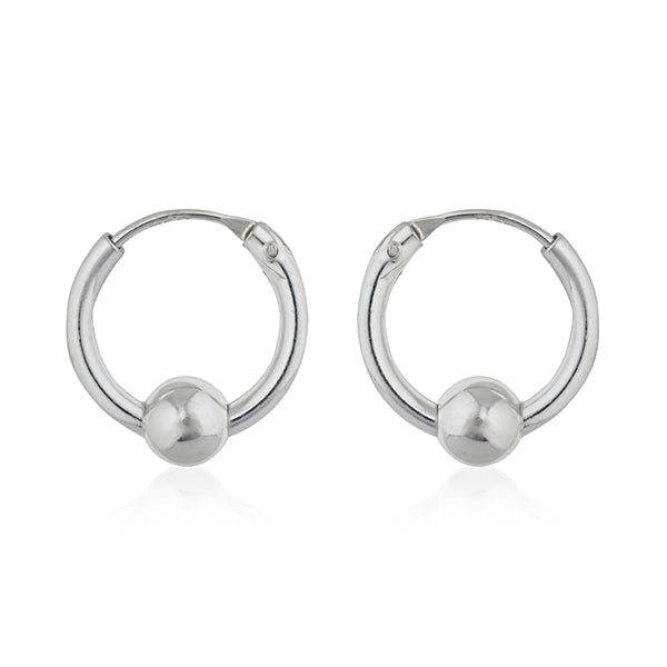 Classic 925 silver hoop earrings, timeless design for a versatile and elegant everyday look.
