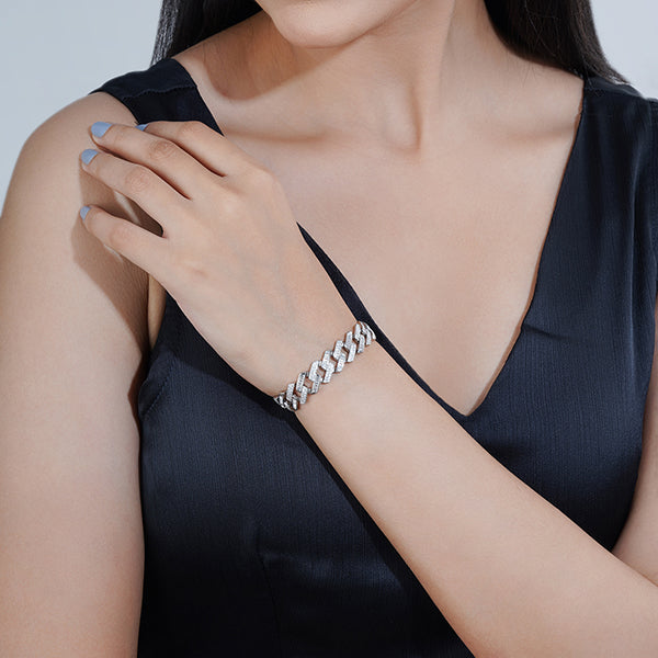 Unisex 925 silver bracelet with dazzling zircon studs for versatile and stylish wristwear.
