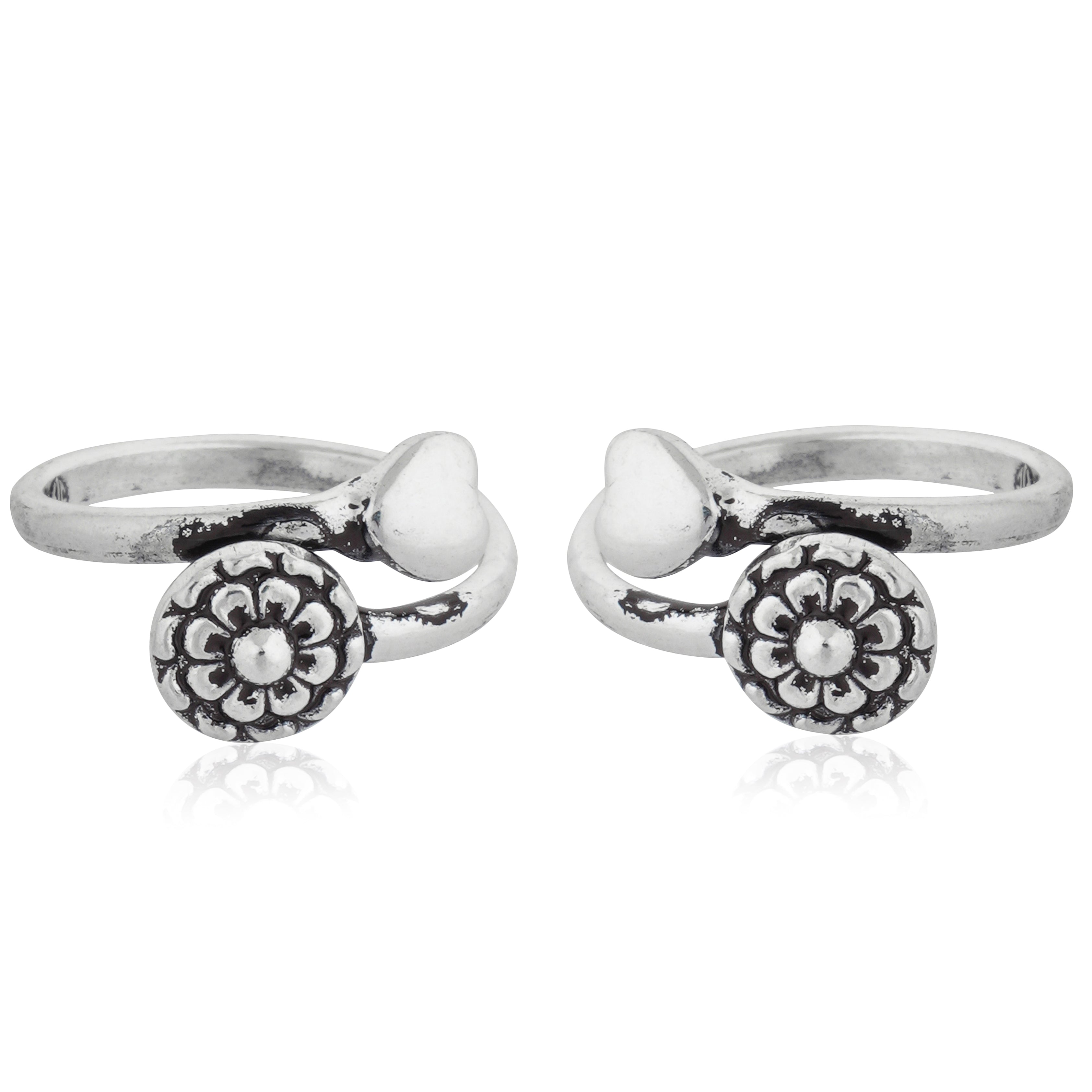 "Sleek 925 silver toe ring with a timeless design, perfect for casual elegance and everyday wear."
