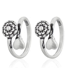 "Sleek 925 silver toe ring with a timeless design, perfect for casual elegance and everyday wear."

