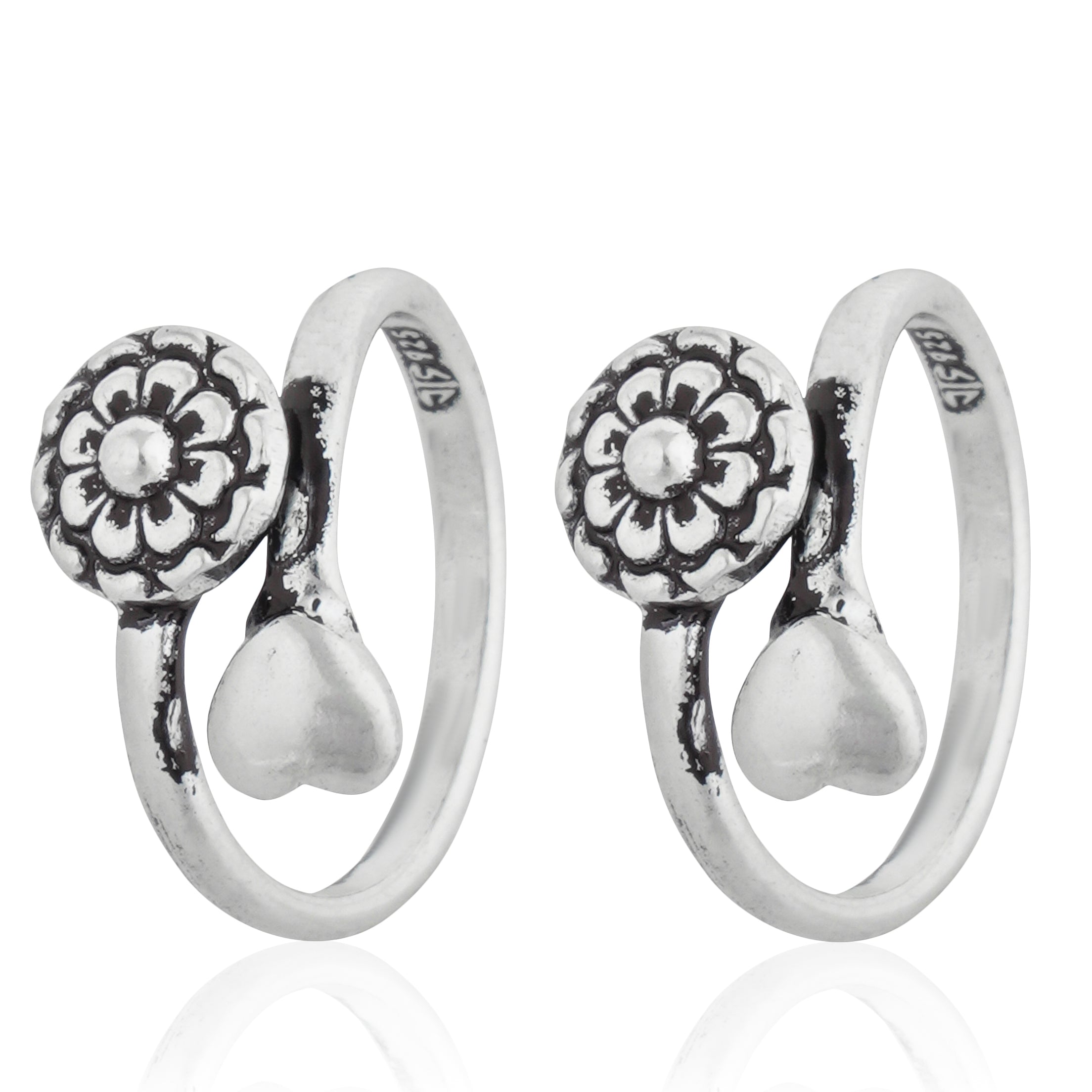"Sleek 925 silver toe ring with a timeless design, perfect for casual elegance and everyday wear."
