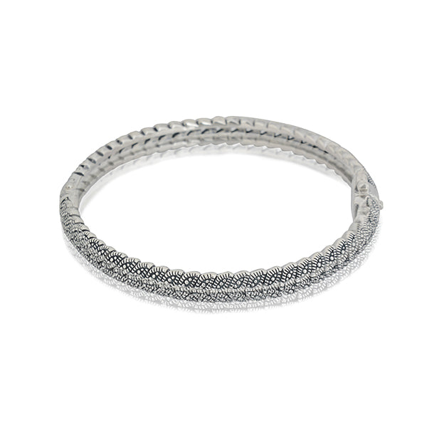  "Stunning 925 silver ring bracelet, blending elegance with modern design for a chic look."
