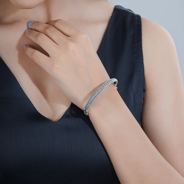  "Stunning 925 silver ring bracelet, blending elegance with modern design for a chic look."
