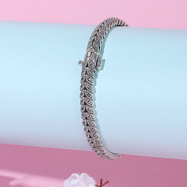  "Stunning 925 silver ring bracelet, blending elegance with modern design for a chic look."
