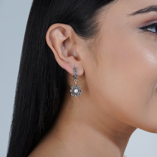 "Elegant 925 silver hoop earrings with a polished finish, perfect for any occasion."

