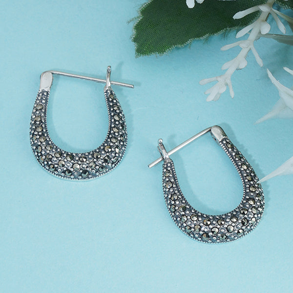 "Elegant 925 silver hoop earrings with a sleek design, adding sophistication to any look."
