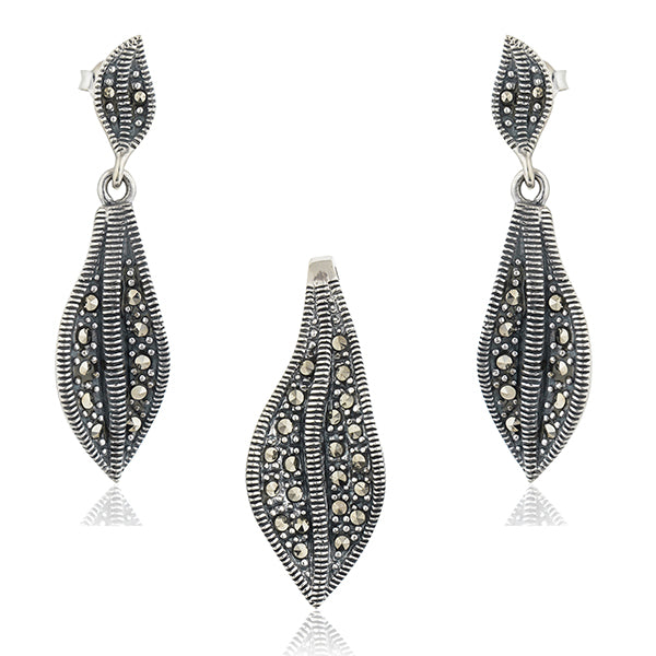 Elegant 925 sterling silver pendant set with delicate leaf design for casual natural charm.
