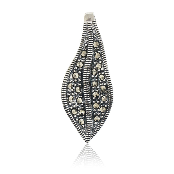 Elegant 925 sterling silver pendant set with delicate leaf design for casual natural charm.
