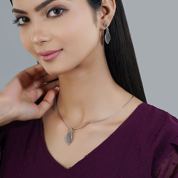 Elegant 925 sterling silver pendant set with delicate leaf design for casual natural charm.
