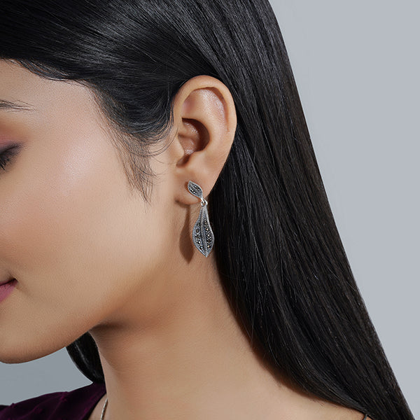Elegant 925 sterling silver pendant set with delicate leaf design for casual natural charm.
